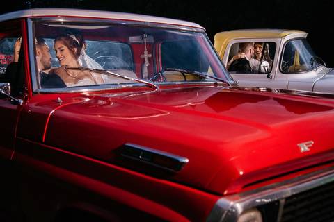 Casamento duplo, de gêmeas, retratos com carros antigos e os 2 casais casados'