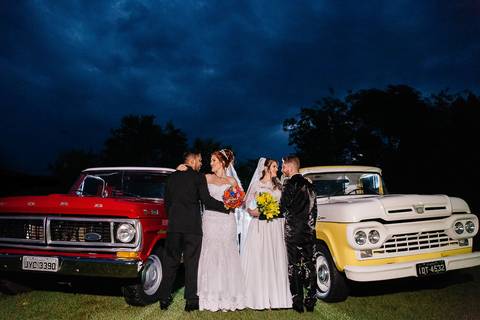 Casamento duplo, de gêmeas, retratos com carros antigos e os 2 casais casados'