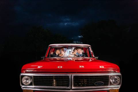 Casamento duplo, de gêmeas, retratos com carros antigos e os 2 casais casados'