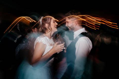 Casamento duplo, de gêmeas, recem casados dançando juntos na festa'