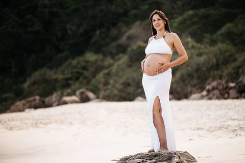 Ensaio de gestante na praia Grumari do Rio de Janeiro, RJ'