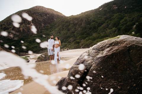 Ensaio de gestante na praia Grumari do Rio de Janeiro, RJ'