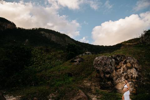 Ensaio de gestante na praia Grumari do Rio de Janeiro, RJ'