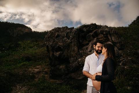 Ensaio de gestante na praia Grumari do Rio de Janeiro, RJ'