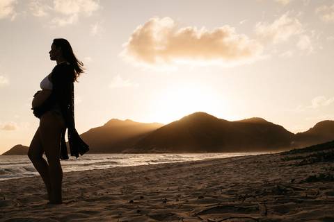 Ensaio de gestante na praia Grumari do Rio de Janeiro, RJ'