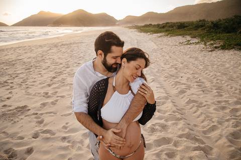 Ensaio de gestante na praia Grumari do Rio de Janeiro, RJ'