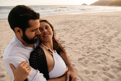 Ensaio de gestante na praia Grumari do Rio de Janeiro, RJ'