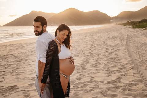 Ensaio de gestante na praia Grumari do Rio de Janeiro, RJ'