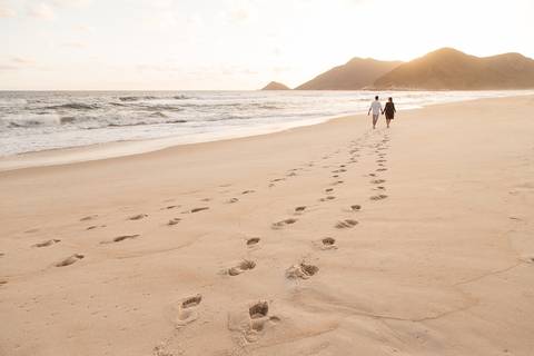 Ensaio de gestante na praia Grumari do Rio de Janeiro, RJ'