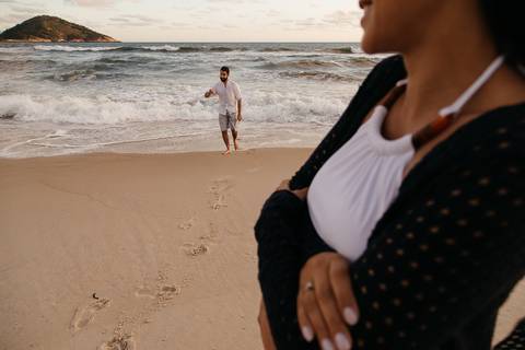 Ensaio de gestante na praia Grumari do Rio de Janeiro, RJ'