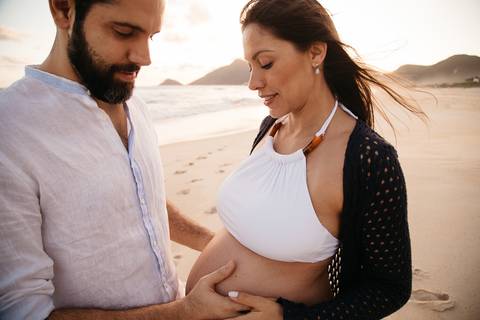 Ensaio de gestante na praia Grumari do Rio de Janeiro, RJ'