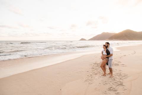 Ensaio de gestante na praia Grumari do Rio de Janeiro, RJ'
