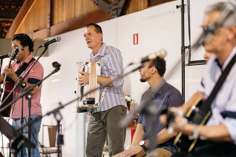 fotos de festa de bodas de ouro durante o dia'