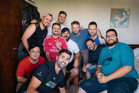 Fotos do Making of do noivo em hotel'