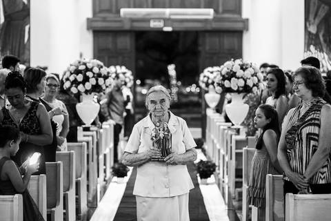 foto da entrada na igreja da avó segurando a santinha'