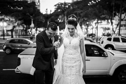 foto da noiva saindo do carro antes do casamento'