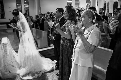 cerimônia de casamento, noivos no altar, e convidados abençoando o casal'