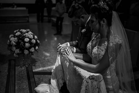 cerimônia de casamento, noivos no altar de joelhos'
