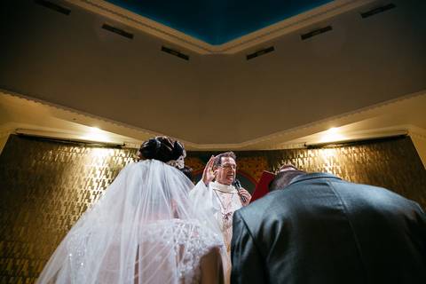 cerimônia de casamento, noivos no altar de joelhos'