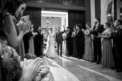 cerimônia de casamento, noivos saindo da igreja, comemorando'