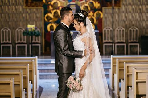 sessão de fotos de recém casados, após a cerimônia de casamento'