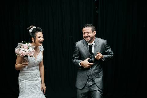recem casados estourando o champagne'