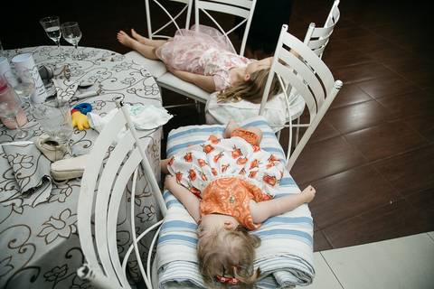 criandas dormindo em cadeiras durante a festa de casamento'