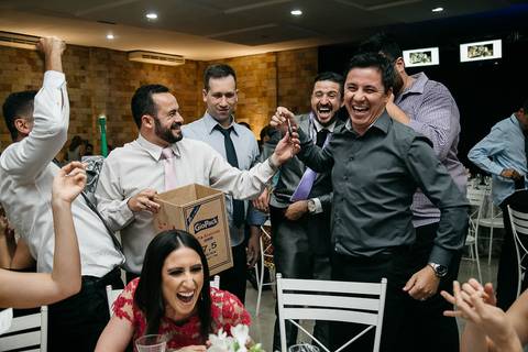 noivo cortando a gravata em festa de casamento'