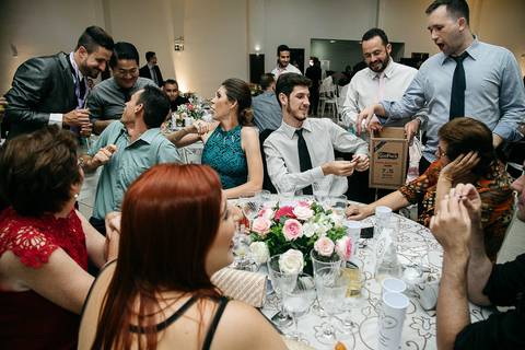 noivo cortando a gravata em festa de casamento'