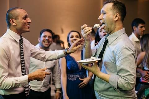 festa de casamento, convidado comendo bolo'