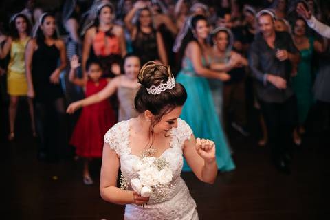 noiva jogando o buque para as solteiras'