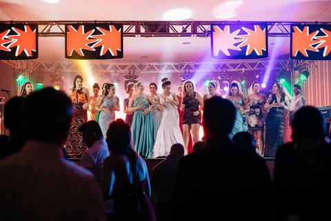 noiva dançando no palco com as amigas, na festa de casamento'