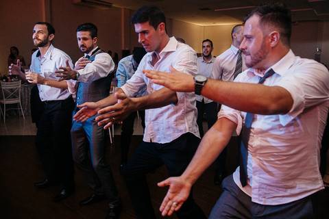 noivo dançando com os amigos na festa de casamento'