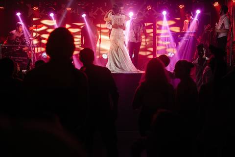 noivos dançando juntos no palco na festa de casamento'