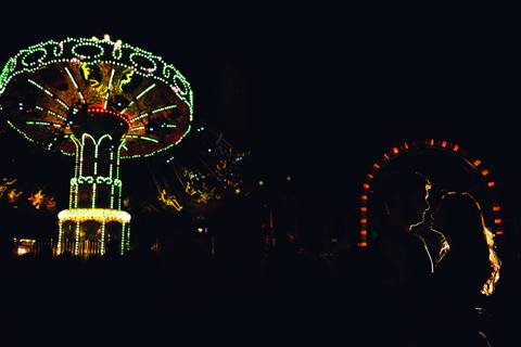 foto no meio do parque de diversões em Maringá/PR de noite'