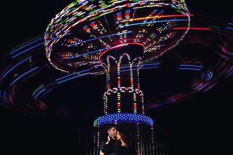 foto no meio do parque de diversões em Maringá/PR de noite'