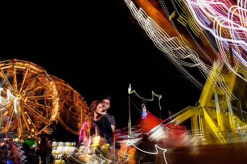 foto no meio do parque de diversões em Maringá/PR de noite'