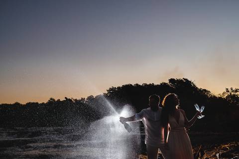 Ensaio de bodas de estanho, 10 anos de casamento. Ensaio realizado na casa do casal e no salto bandeirantes.'