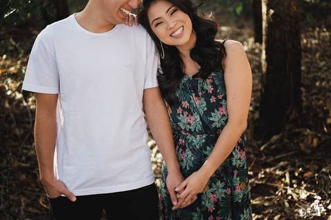 Ensaio pré-wedding no campo, na floresta de eucaliptos'