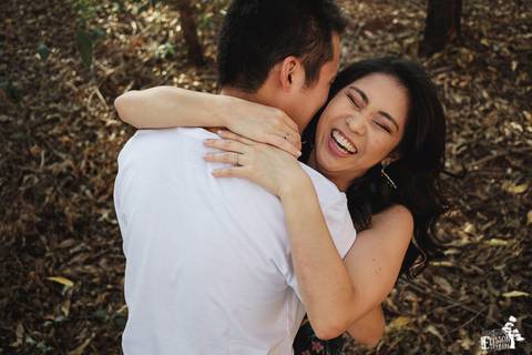 Ensaio pré-wedding no campo, na floresta de eucaliptos'