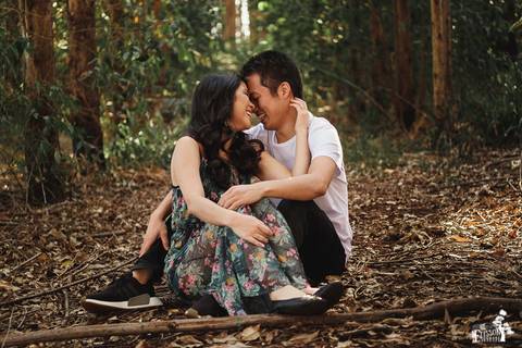 Ensaio pré-wedding no campo, na floresta de eucaliptos'