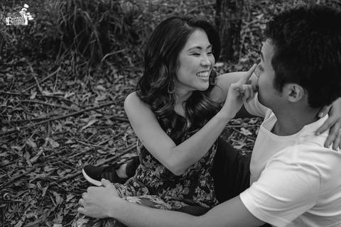 Ensaio pré-wedding no campo, na floresta de eucaliptos'