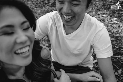 Ensaio pré-wedding no campo, na floresta de eucaliptos'