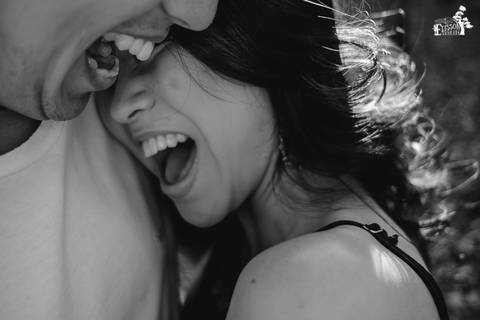 Ensaio pré-wedding no campo, na floresta de eucaliptos'