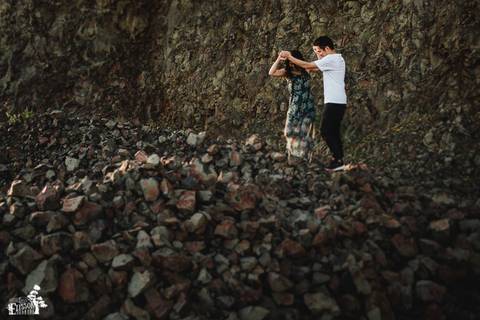 Ensaio pré-wedding no campo, na floresta de eucaliptos'