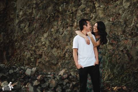 Ensaio pré-wedding no campo, na floresta de eucaliptos'