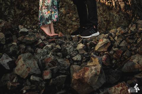 Ensaio pré-wedding no campo, na floresta de eucaliptos'