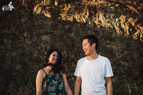 Ensaio pré-wedding no campo, na floresta de eucaliptos'