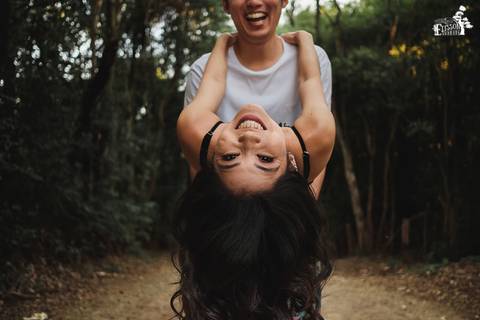 Ensaio pré-wedding no campo, na floresta de eucaliptos'