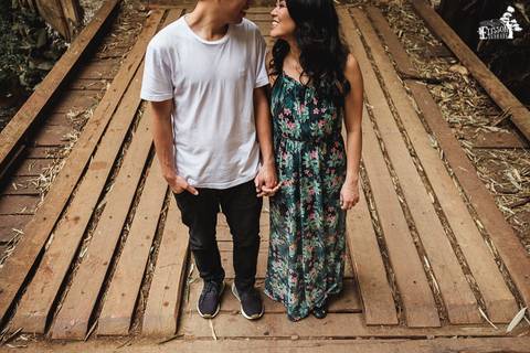 Ensaio pré-wedding no campo, na floresta de eucaliptos'